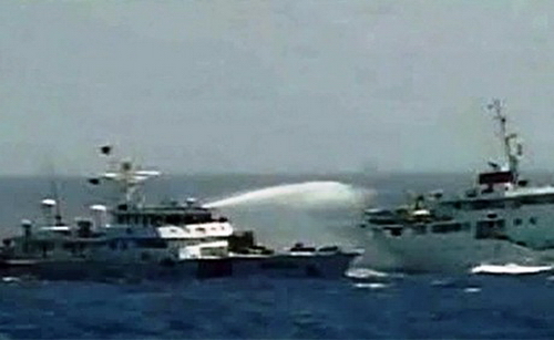 Tàu Trung Quốc dùng vòi phun nước tấn công tàu thực thi pháp luật của Việt Nam. Ảnh Qdnd.vn 
